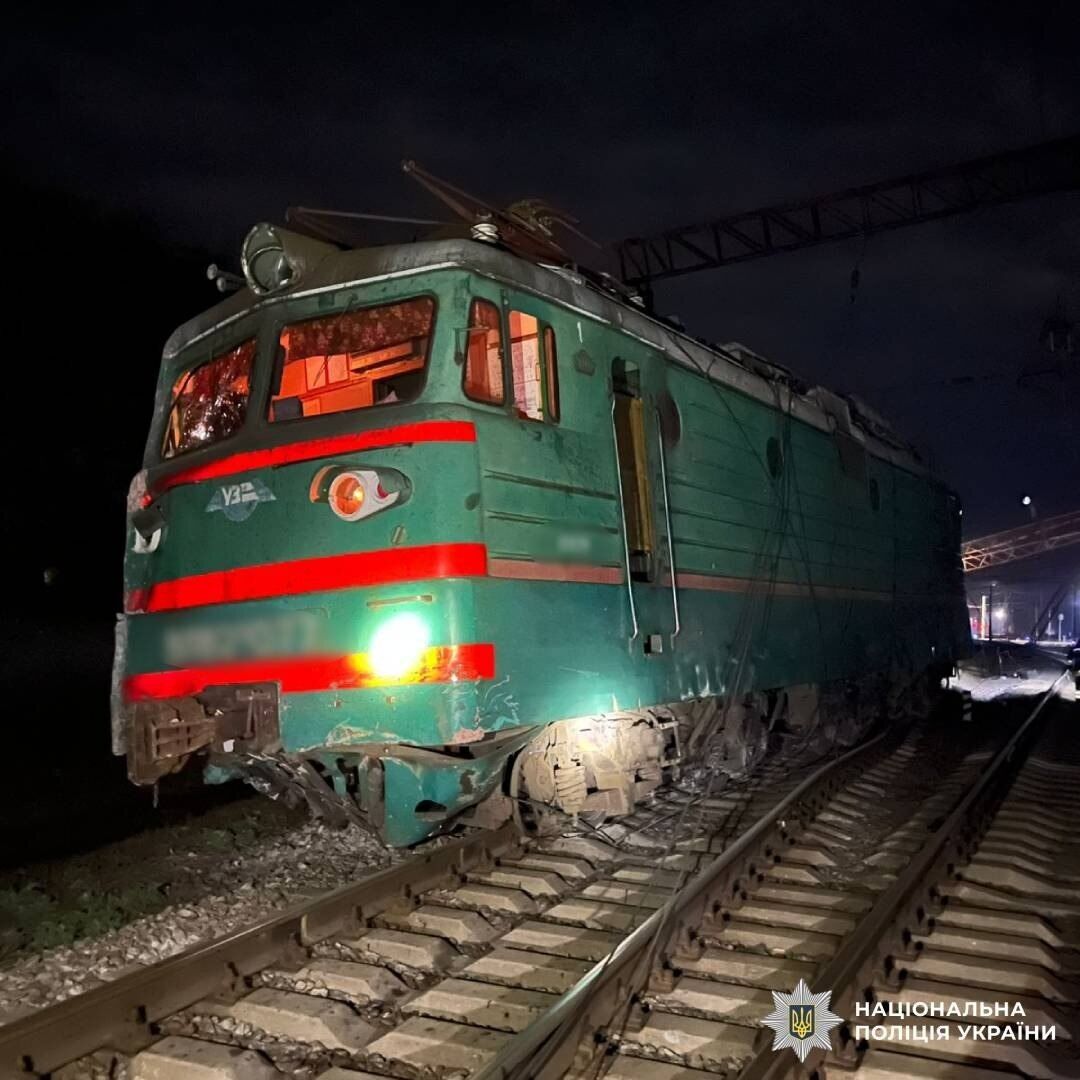На Харьковщине грузовик столкнулся с пассажирским поездом: вагоны сошли с рельсов, есть пострадавшие. Фото