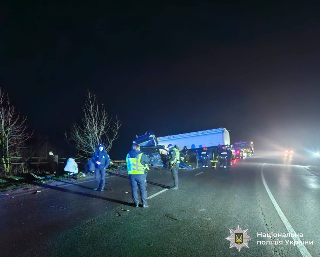 Два разбитых авто и цистерна в кювете: на Прикарпатье произошло жуткое ДТП с пострадавшими. Фото и видео