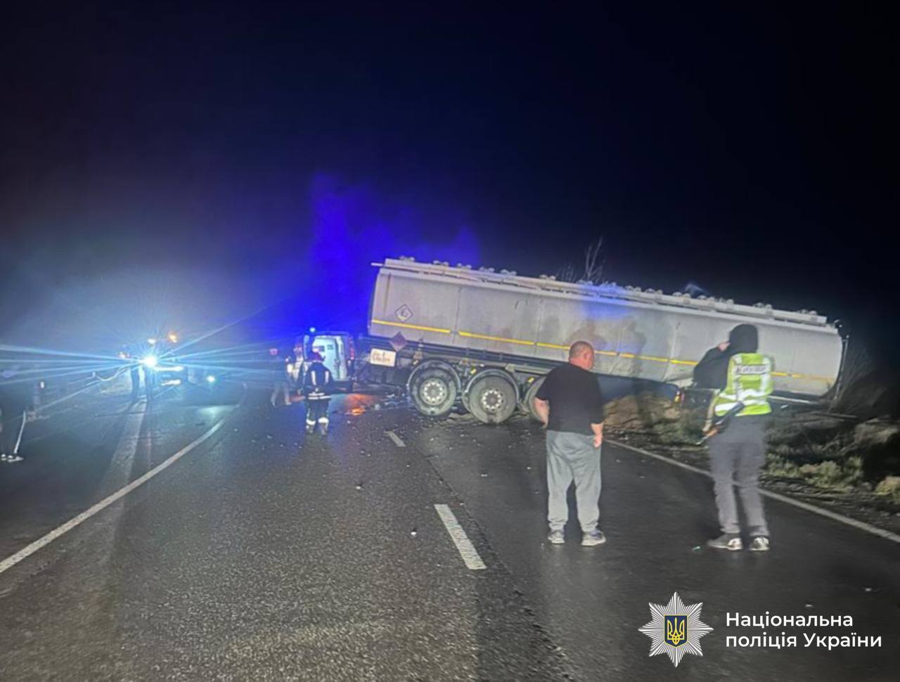 Два разбитых авто и цистерна в кювете: на Прикарпатье произошло жуткое ДТП с пострадавшими. Фото и видео