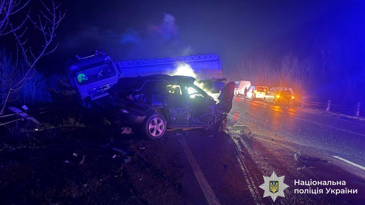 Два разбитых авто и цистерна в кювете: на Прикарпатье произошло жуткое ДТП с пострадавшими. Фото и видео