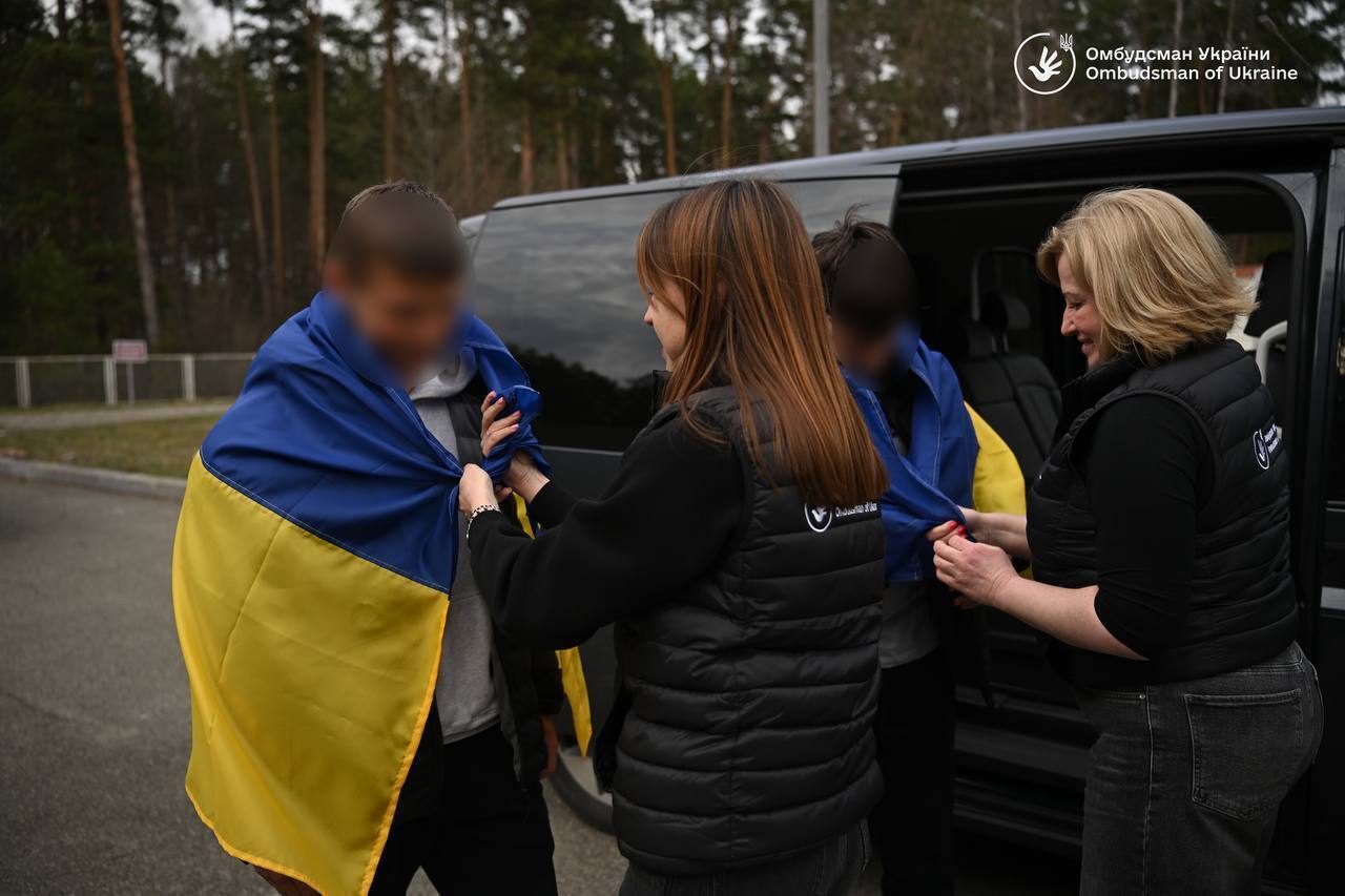 С временно оккупированных территорий вернули еще семерых украинских подростков. Фото, видео