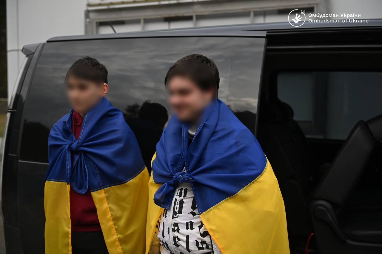С временно оккупированных территорий вернули еще семерых украинских подростков. Фото, видео