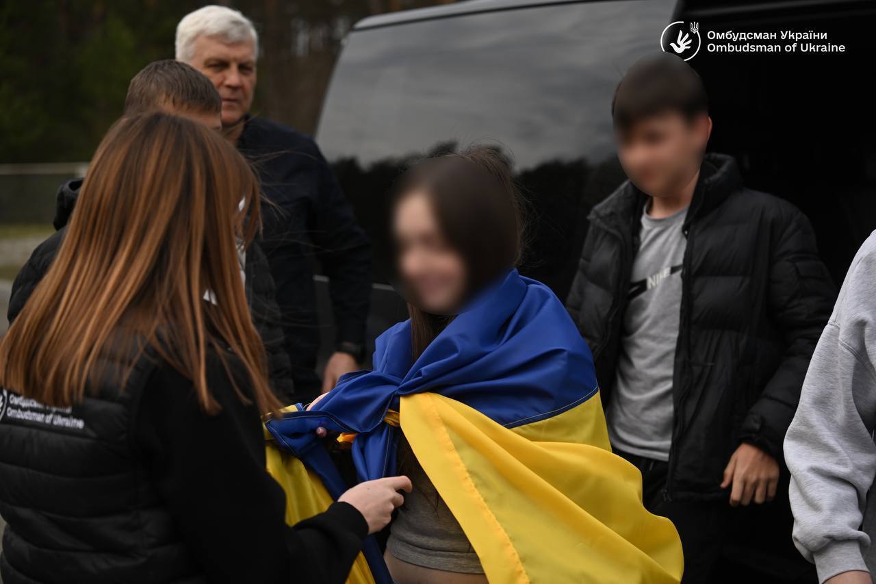 С временно оккупированных территорий вернули еще семерых украинских подростков. Фото, видео