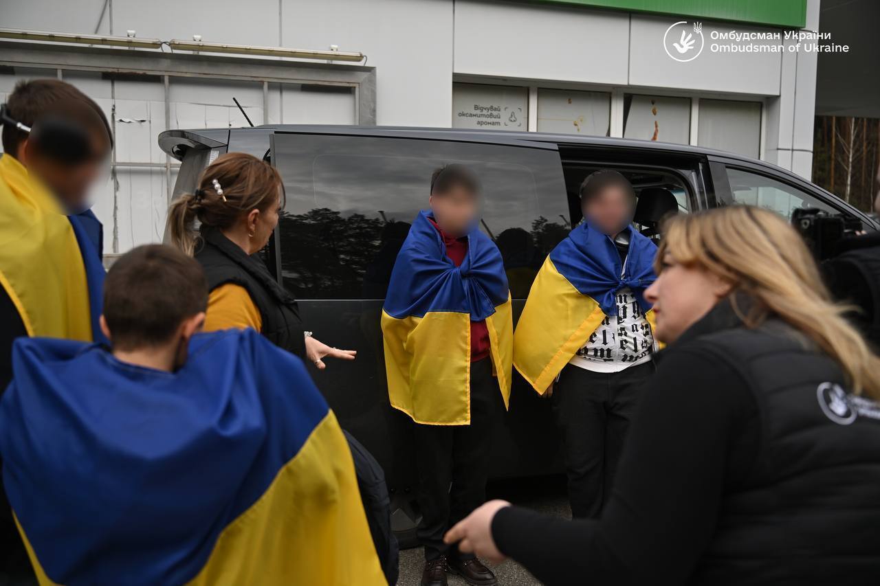 С временно оккупированных территорий вернули еще семерых украинских подростков. Фото, видео