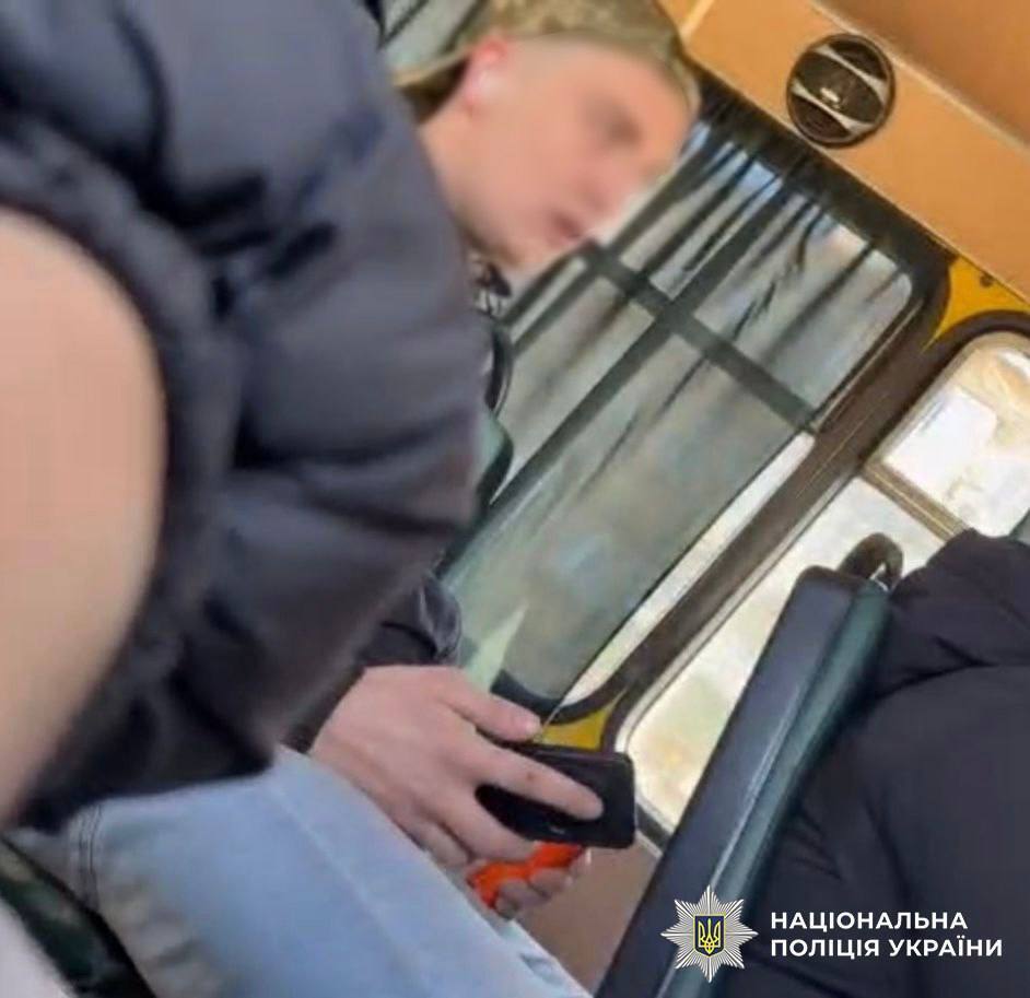 В Киеве мужчина распили баллончик в переполненной маршрутке, чтобы не платить за проезд. Подробности и фото