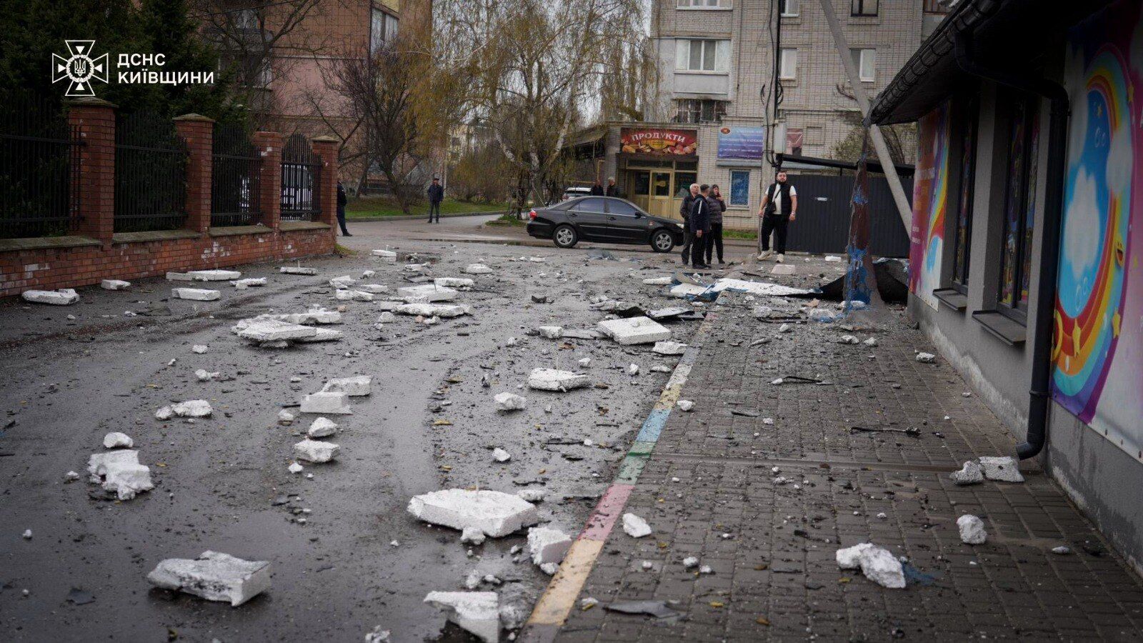 Внаслідок атаки РФ знищено ветклиніку на Київщині, є загиблий та постраждалі. Подробиці, фото та відео