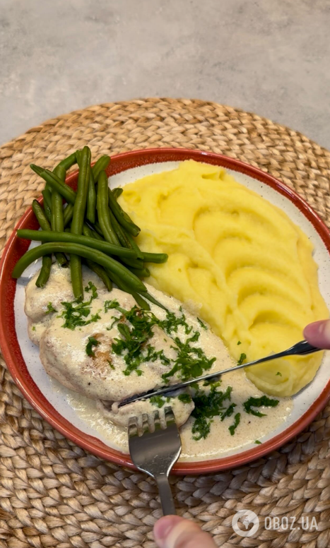 Соковите куряче філе у сирно-вершковому соусі: готується на сковорідці