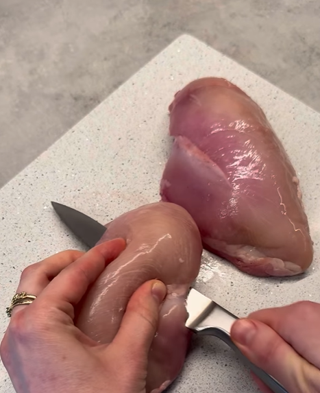 Соковите куряче філе у сирно-вершковому соусі: готується на сковорідці