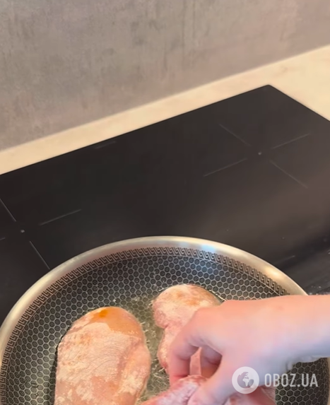 Соковите куряче філе у сирно-вершковому соусі: готується на сковорідці