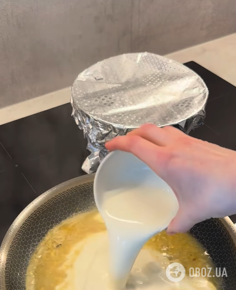 Соковите куряче філе у сирно-вершковому соусі: готується на сковорідці