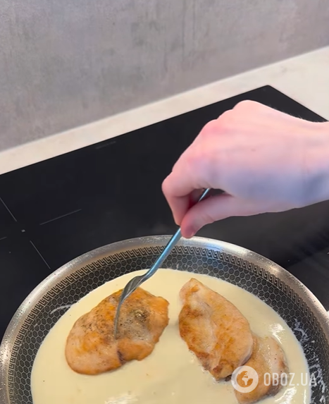 Соковите куряче філе у сирно-вершковому соусі: готується на сковорідці