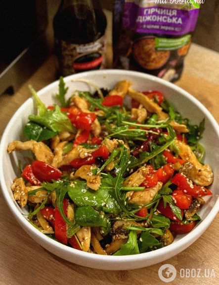 Сытный теплый салат с курицей и грибами: чем заправить