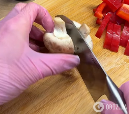 Сытный теплый салат с курицей и грибами: чем заправить