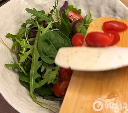 Сытный теплый салат с курицей и грибами: чем заправить