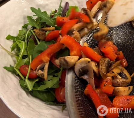 Сытный теплый салат с курицей и грибами: чем заправить