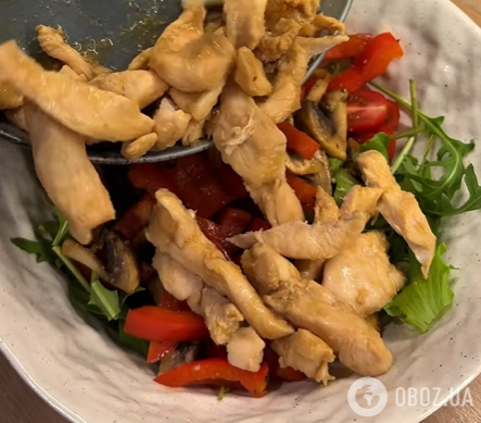 Сытный теплый салат с курицей и грибами: чем заправить