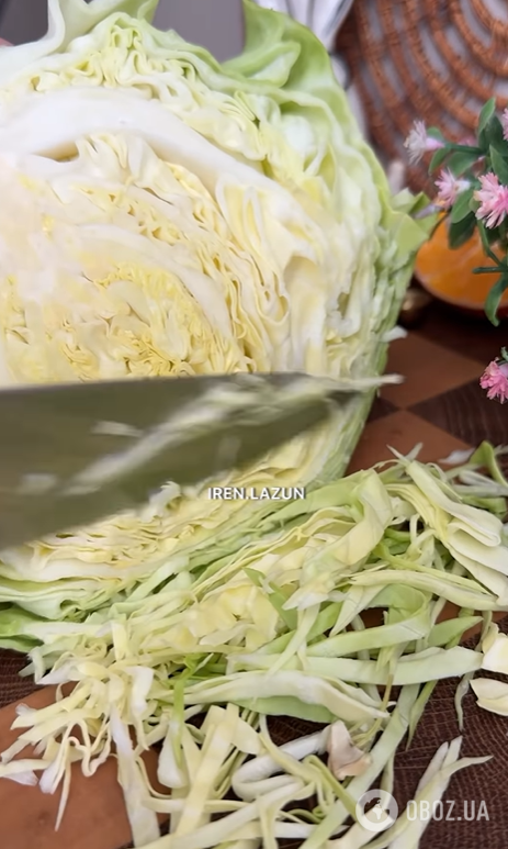 Витаминный салат с секретным соусом: что приготовить из обычных овощей, которые точно есть дома