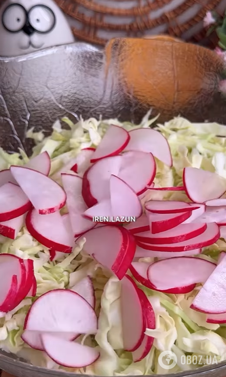 Витаминный салат с секретным соусом: что приготовить из обычных овощей, которые точно есть дома