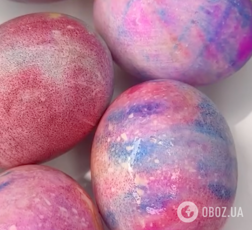 Як красиво пофарбувати великодні яйця за 2 хвилини: ділимося простою технологією