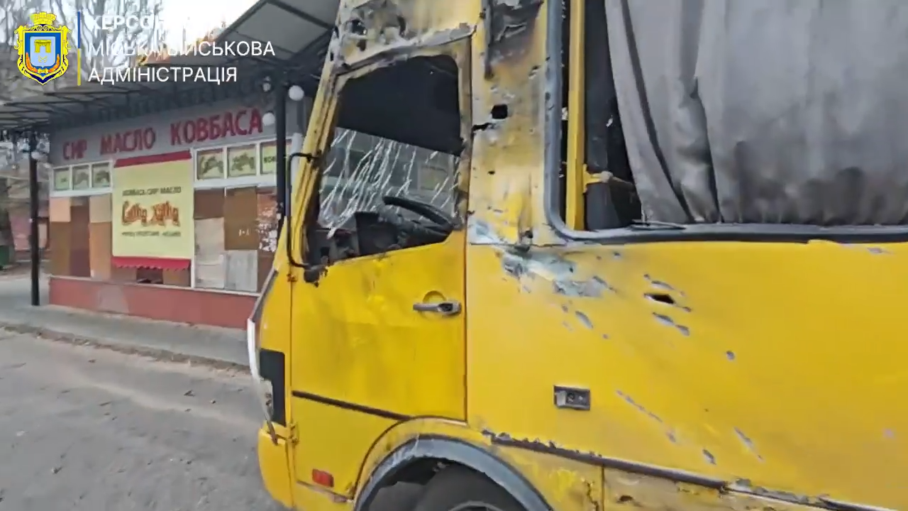 Оккупанты атаковали маршрутку в Херсоне: пострадали семь человек. Фото и видео