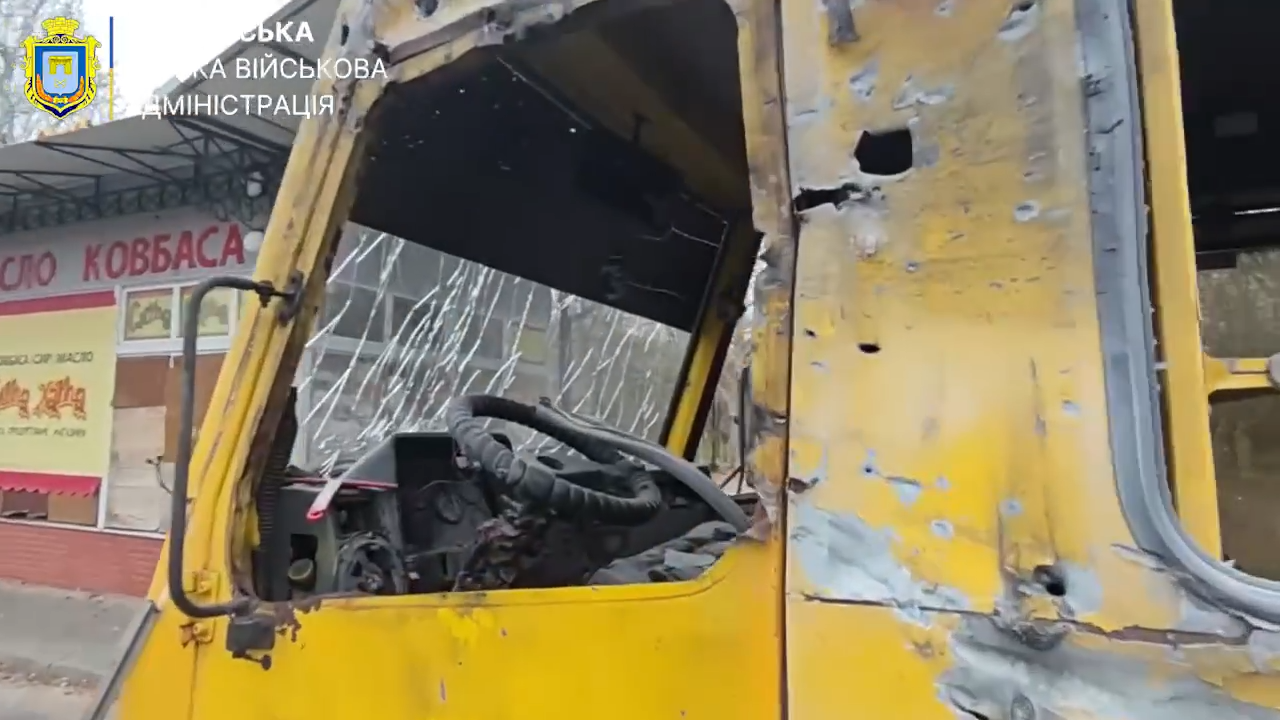 Оккупанты атаковали маршрутку в Херсоне: пострадали семь человек. Фото и видео
