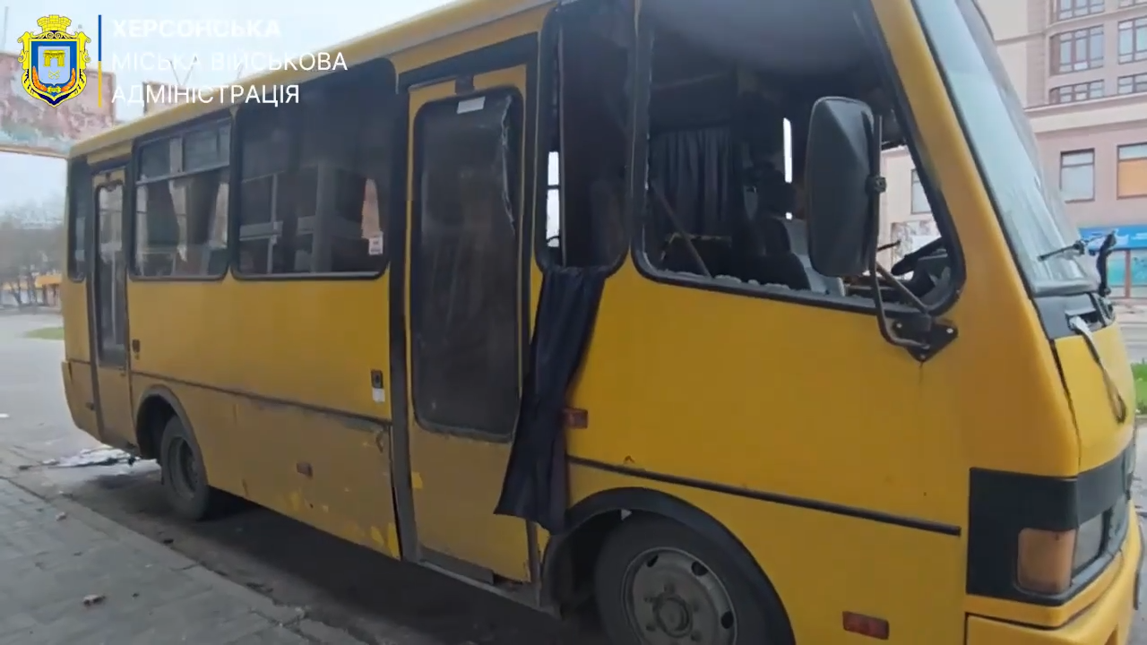 Оккупанты атаковали маршрутку в Херсоне: пострадали семь человек. Фото и видео