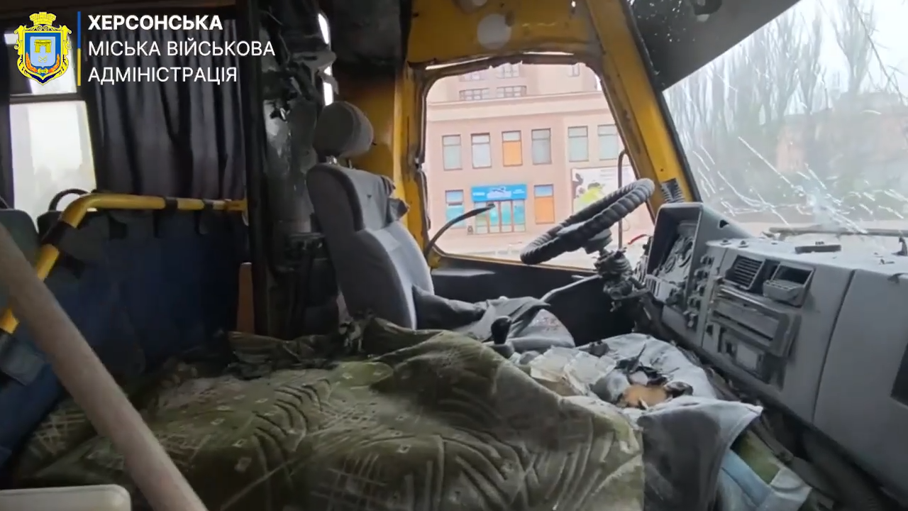 Оккупанты атаковали маршрутку в Херсоне: пострадали семь человек. Фото и видео