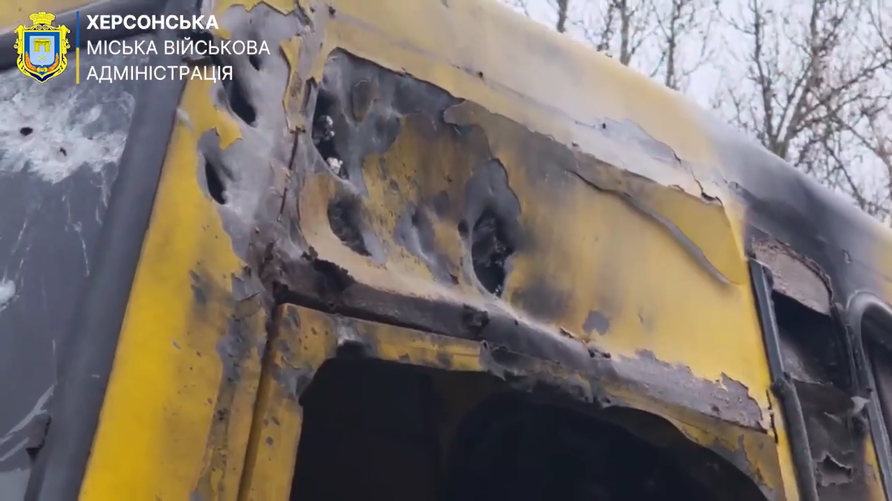 Оккупанты атаковали маршрутку в Херсоне: пострадали семь человек. Фото и видео