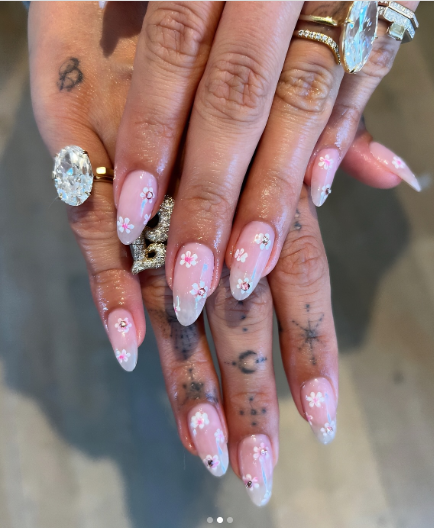 Настоящая весна на ногтях: как сделать модный маникюр Cherry Blossom