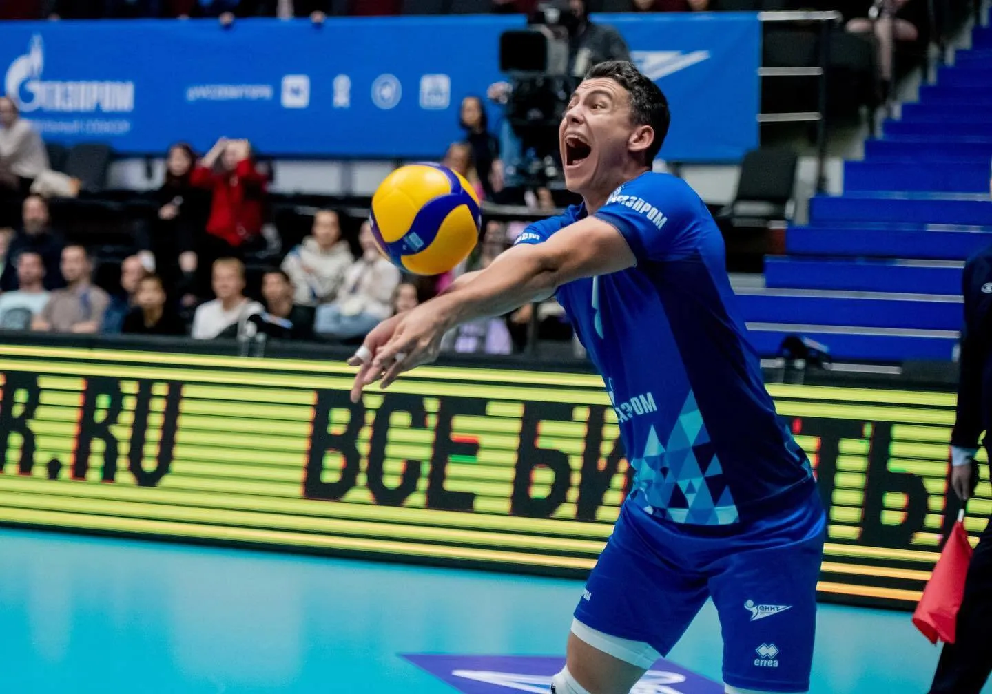 Болельщицу не пускали на матч чемпионата России из-за рисунка с цветами Украины. Видеофакт