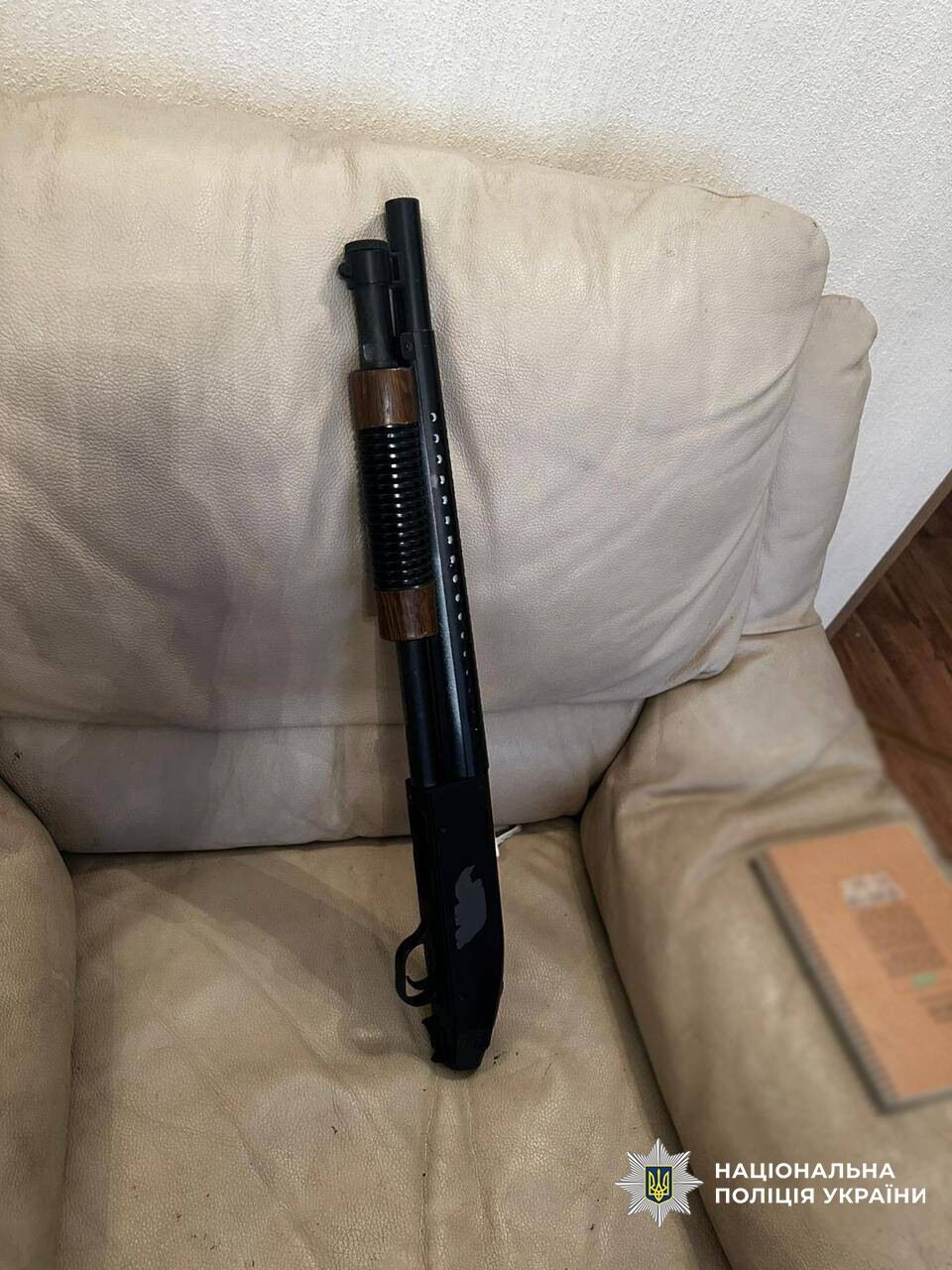 Ходил навеселе по супермаркету и пугал посетителей оружием: в Киеве задержали злоумышленника. Фото