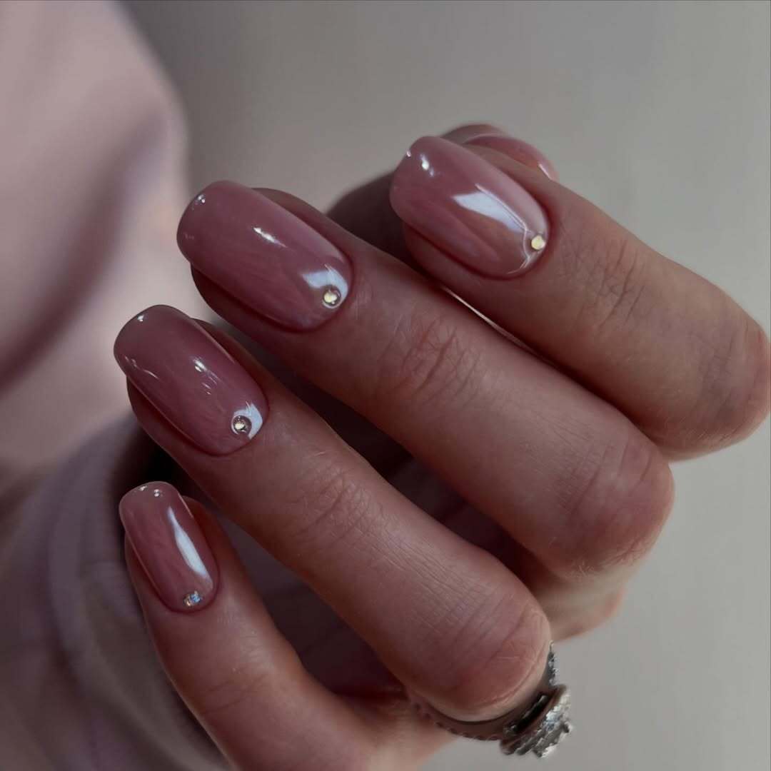 Хром, діаманти і гра з формами: названо найтрендовіші нігті на літо 2026