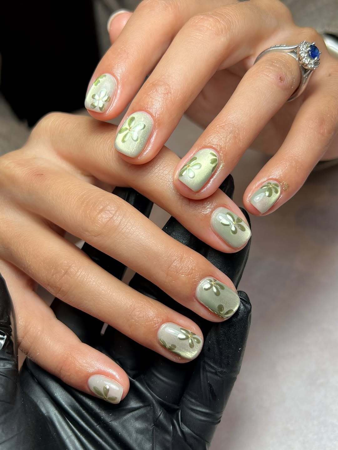 Хром, діаманти і гра з формами: названо найтрендовіші нігті на літо 2026