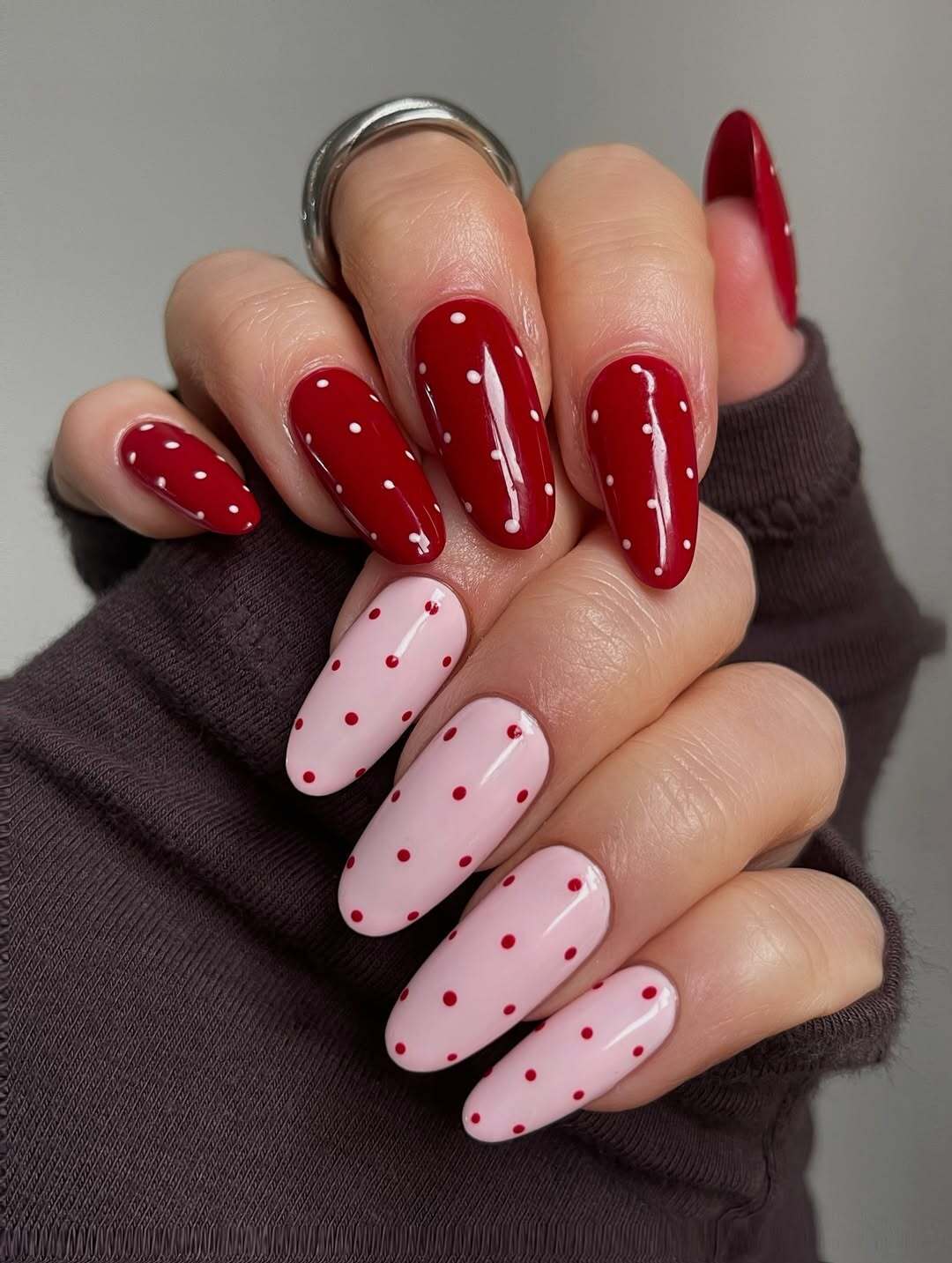 Хром, діаманти і гра з формами: названо найтрендовіші нігті на літо 2026