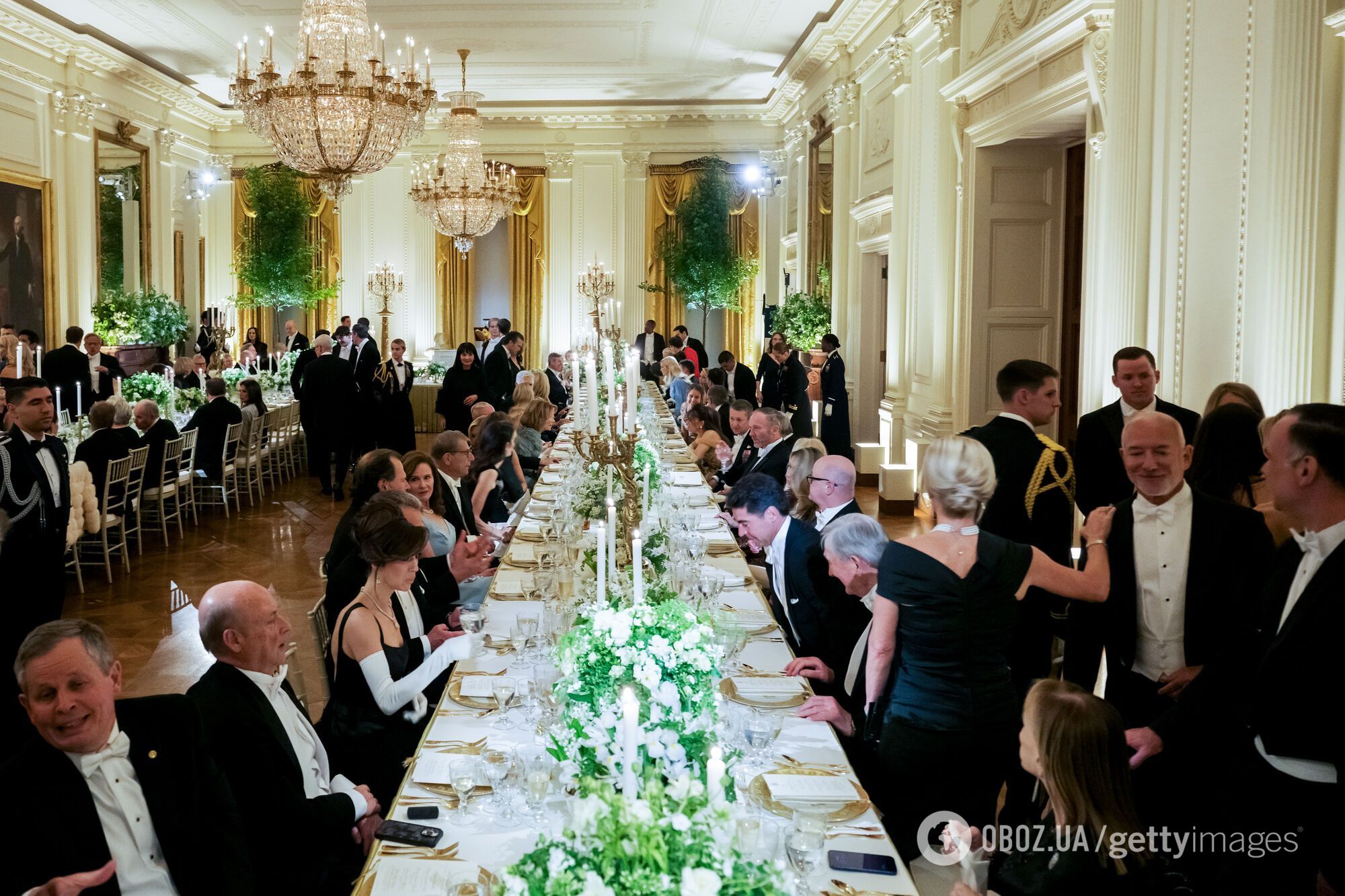 "Ця жінка відмовляється прикривати груди". Дружину мільярдера Безоса рознесли за "непристойну" сукню на прийомі з королем