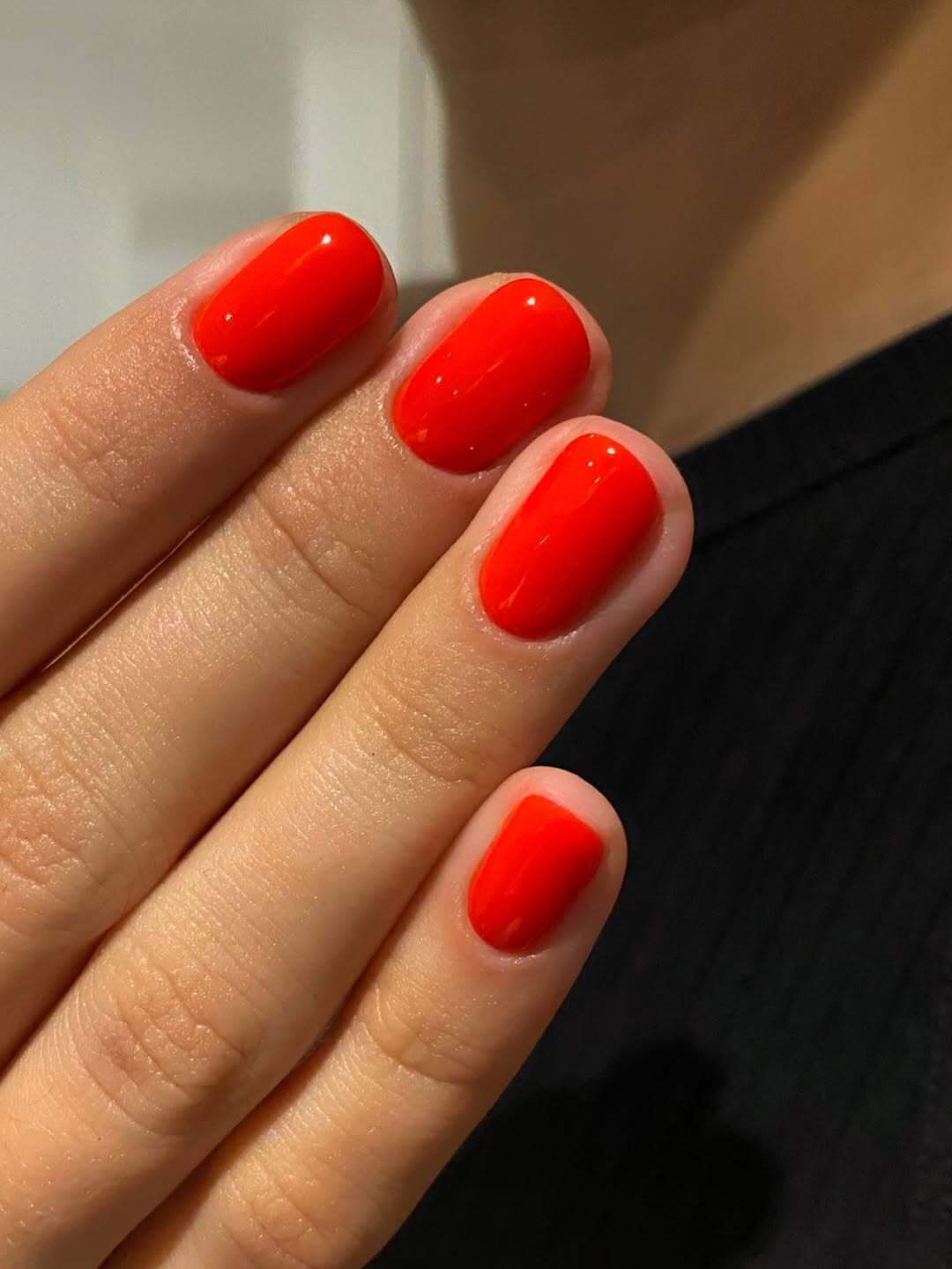 Хром, діаманти і гра з формами: названо найтрендовіші нігті на літо 2026