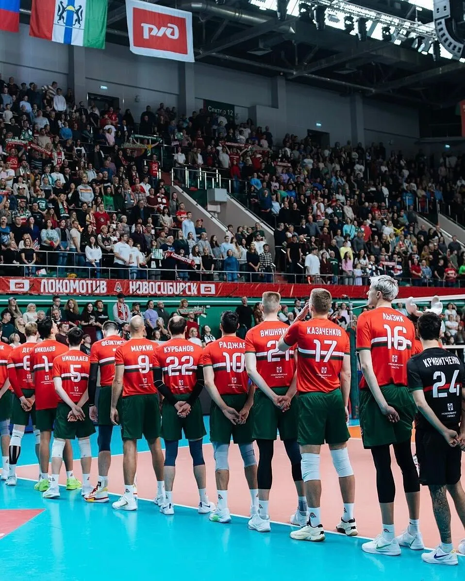 Болельщицу не пускали на матч чемпионата России из-за рисунка с цветами Украины. Видеофакт