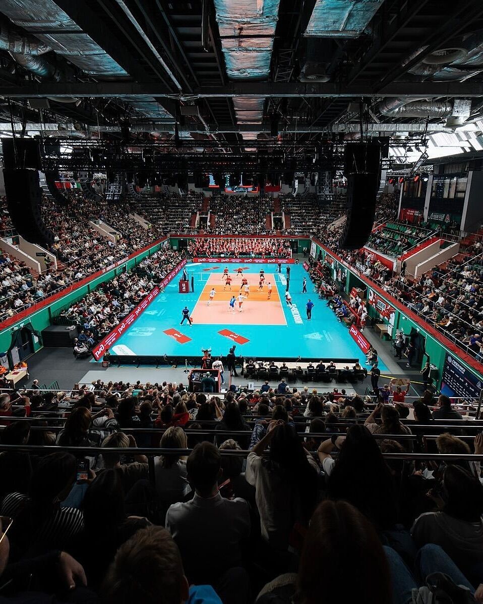 Болельщицу не пускали на матч чемпионата России из-за рисунка с цветами Украины. Видеофакт