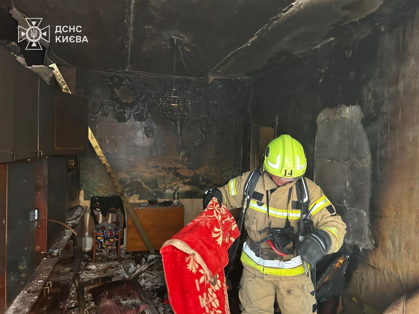 У Києві пожежа в квартирі забрала життя жінки. Подробиці трагедії та фото