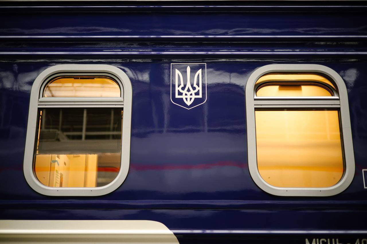 "Укрзалізниця" отримала перші 6 зі 100 нових пасажирських вагонів українського виробництва