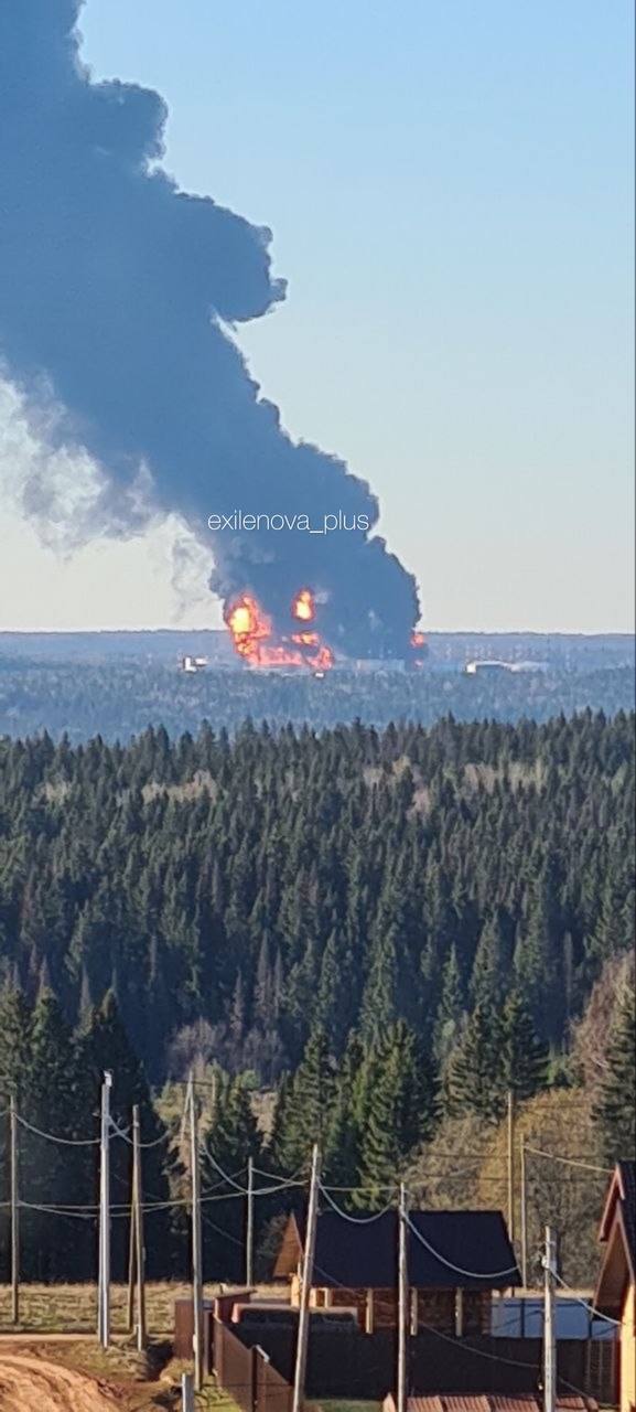 У російській Пермі прогриміли нові вибухи: піднявся стовп диму. Фото і відео