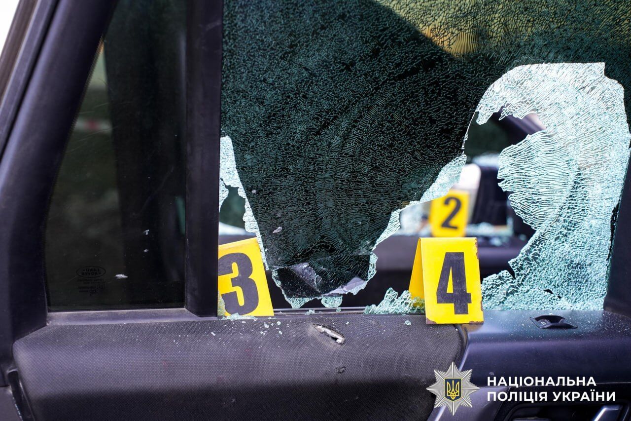 На Рівненщині чоловік відкрив стрілянину по групі оповіщення військових та правоохоронцю: є постраждалі. Фото