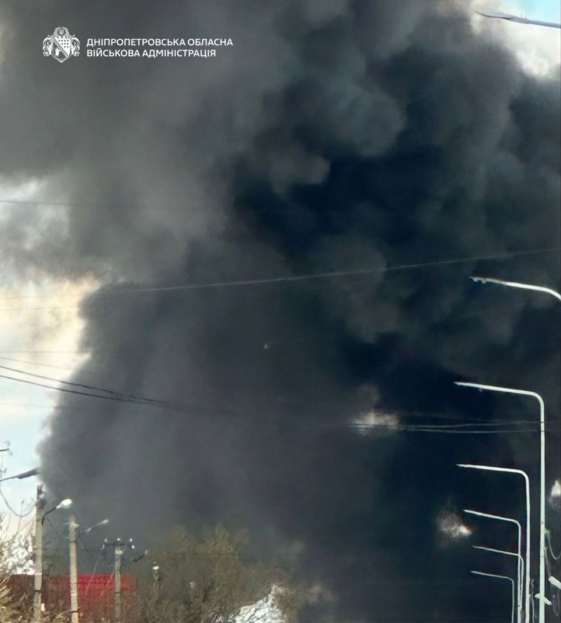 Росія завдала удару по Дніпру: сталась пожежа, є жертва, 11 людей постраждали. Фото