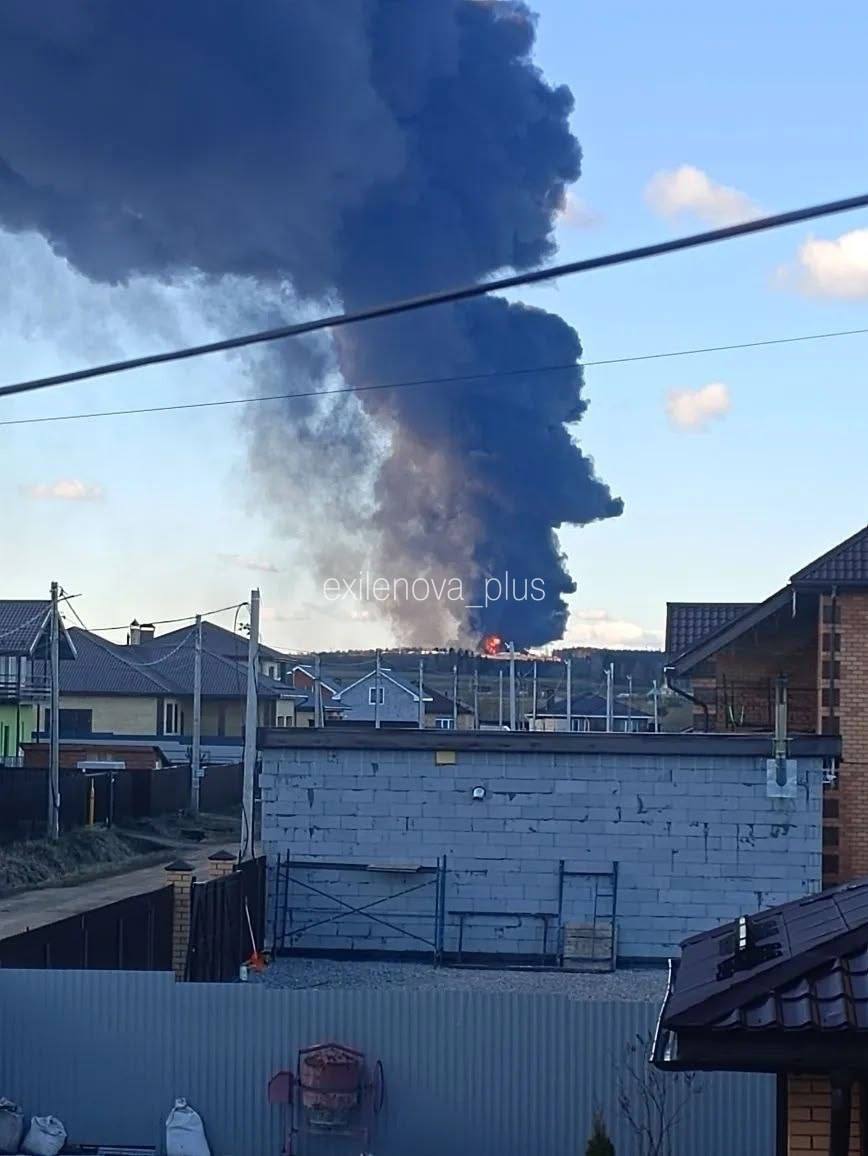 У російській Пермі прогриміли нові вибухи: піднявся стовп диму. Фото і відео