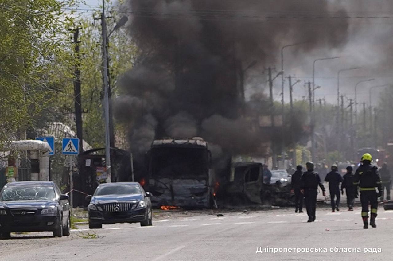 Росія завдала удару по Дніпру: сталась пожежа, є жертва, 11 людей постраждали. Фото