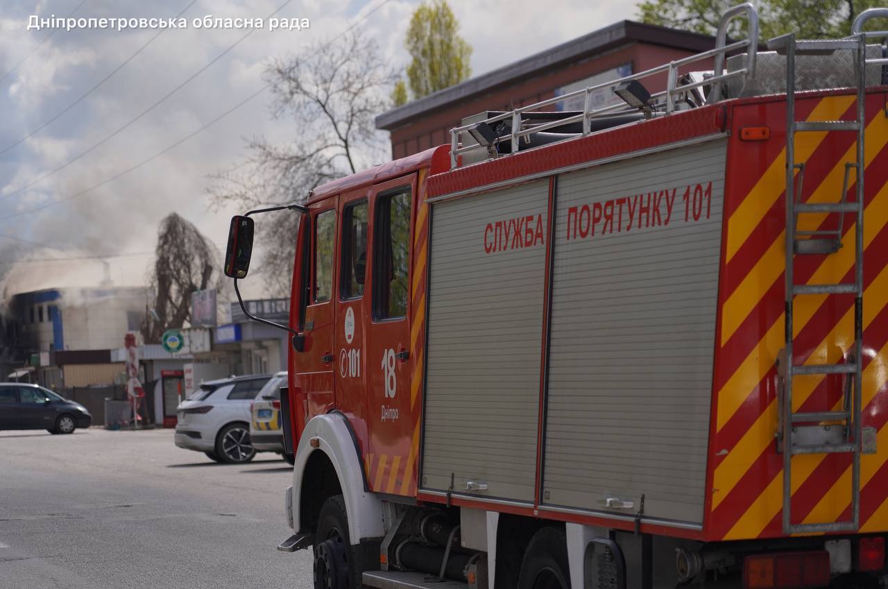 Росія завдала удару по Дніпру: сталась пожежа, є жертва, 11 людей постраждали. Фото