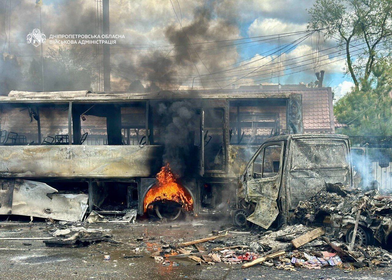 Росія завдала удару по Дніпру: сталась пожежа, є жертва, 11 людей постраждали. Фото