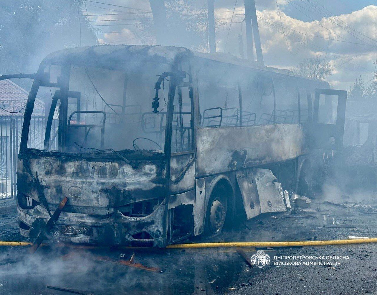 Росія завдала удару по Дніпру: сталась пожежа, є жертва, 11 людей постраждали. Фото