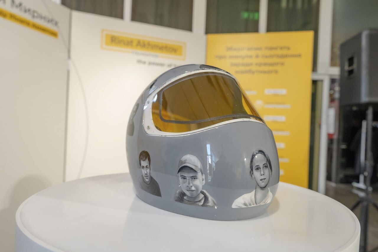 Історія має лунати: Гераскевич передав "Шолом пам’яті. Продовження історії" у музей "Голоси мирних" Фонду Ріната Ахметова