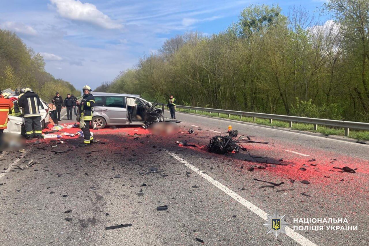 Весь асфальт красного цвета: в Черкасской области два автомобиля создали жуткое ДТП. Фото